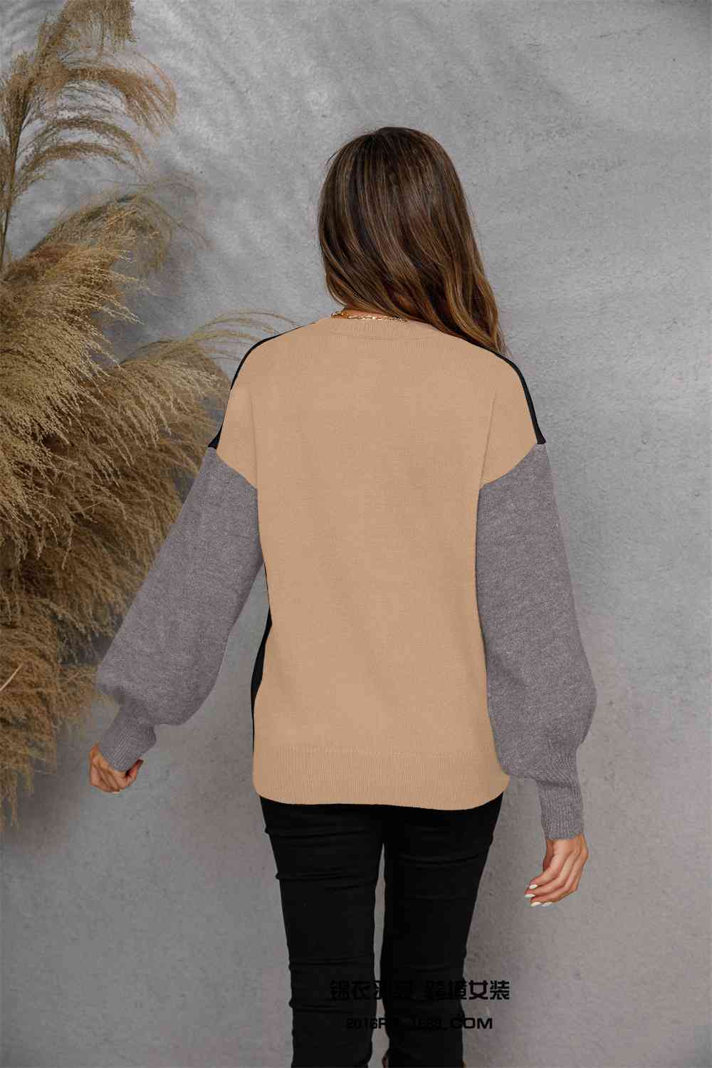 Round Neck Buttoned Knit Top
